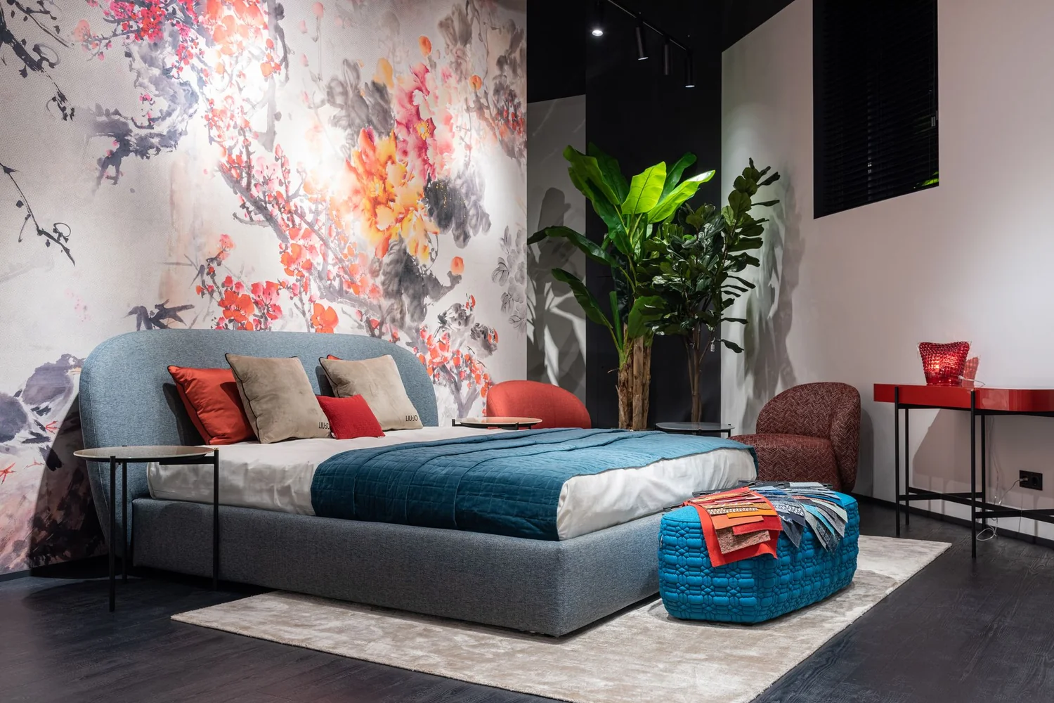 Chambre habillée d'un décor mural panoramique peint aux motifs de branches fleuries