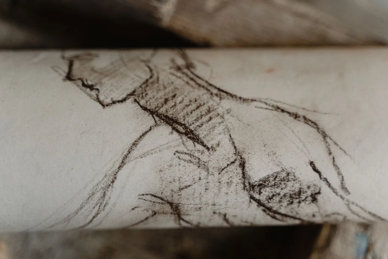 Étude de figure au fusain sur papier, tracé souple et zones estompées