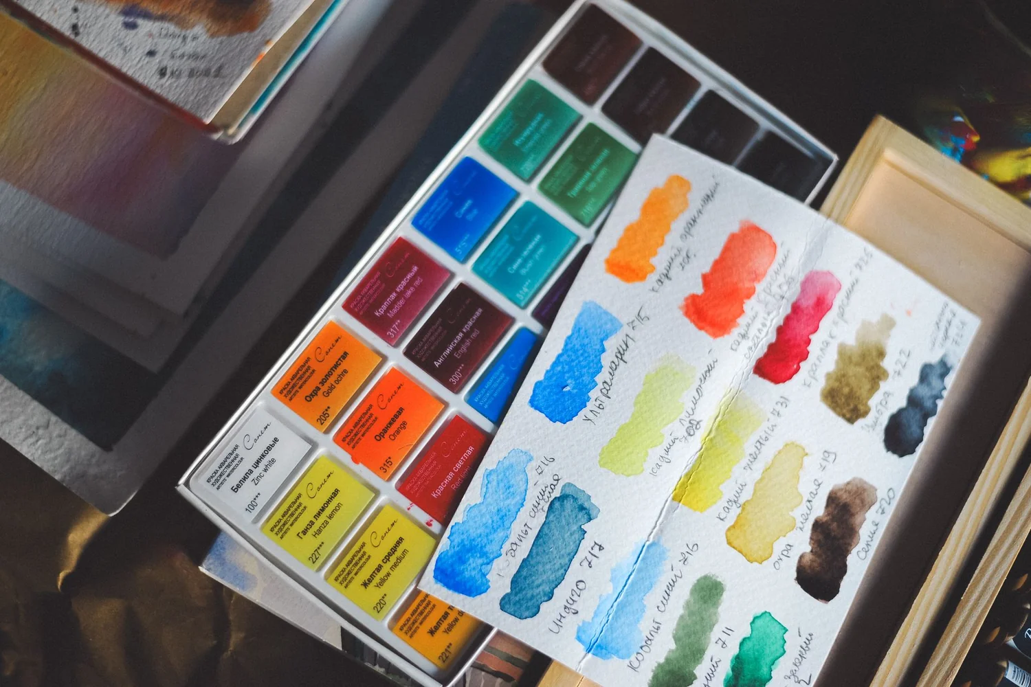 Nuancier aquarelle et carte d'essais de couleurs peints à la main sur une table d'atelier