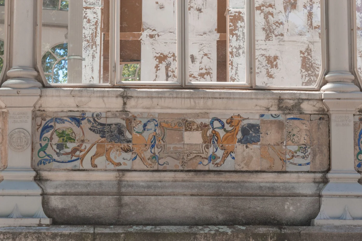Frise ornementale peinte à motifs de griffons et de rinceaux sur un édifice ancien