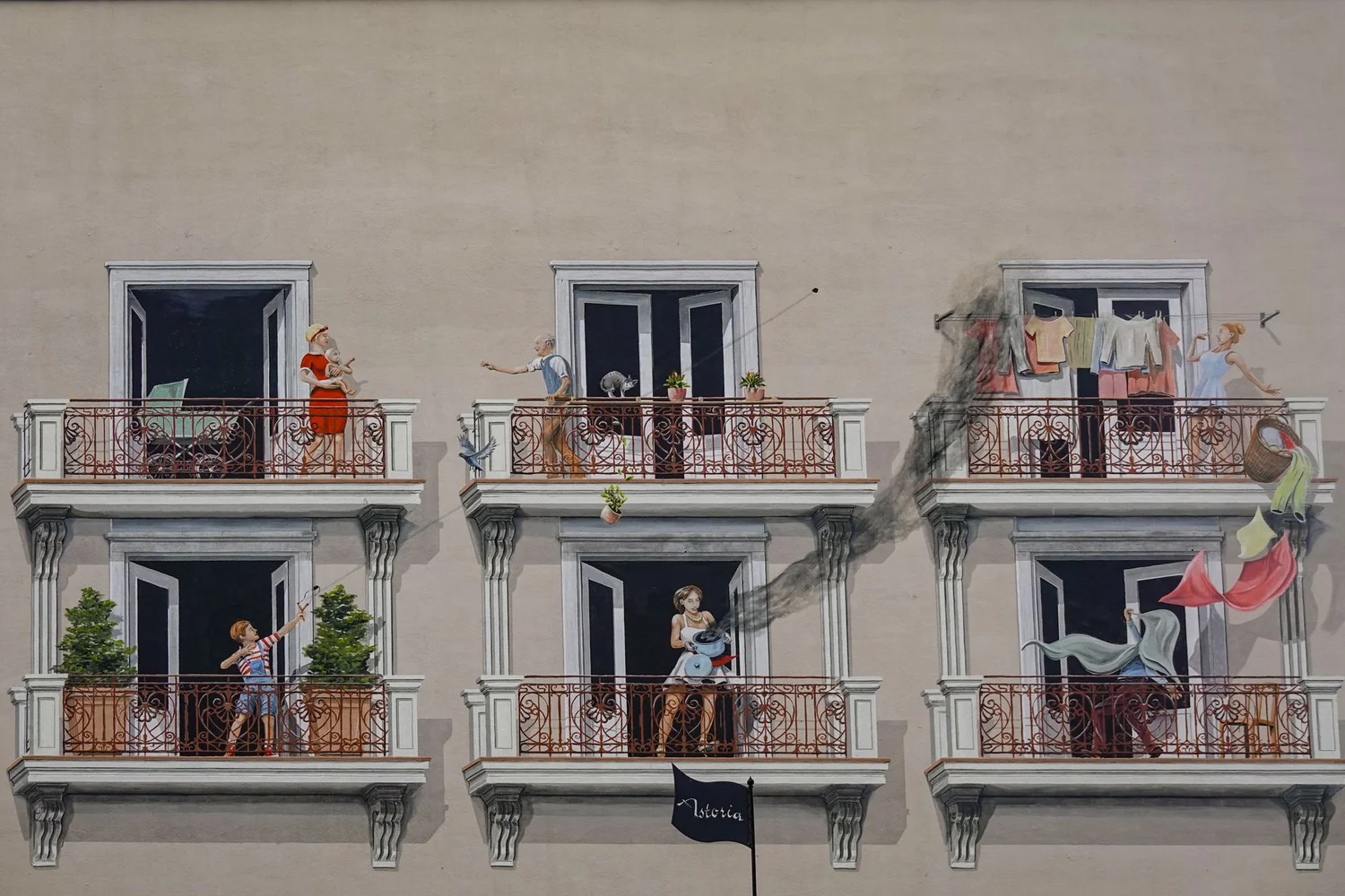 Fresque en trompe-l'œil : faux balcons et fenêtres peints sur une façade